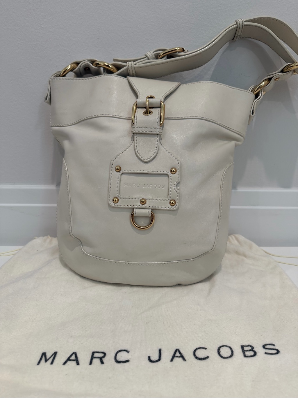 Marc Jacobs Off-White Leather Bucket Shoulder Bag With Gold Hardware